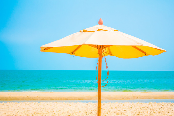 Slunečník na pláži s krásné tropické moře - Fotografie, Obrázek