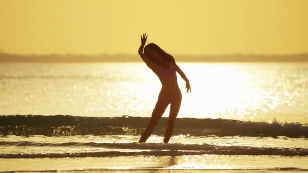 Chinees meisje in bikini op strand dansen - Video