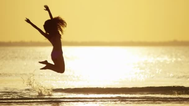 Chica china en bikini bailando en la playa
 - Metraje, vídeo