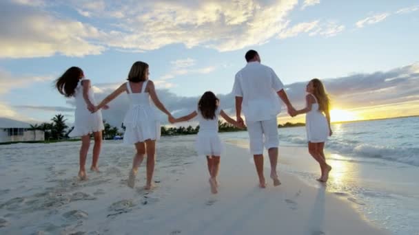 Família caucasiana desfrutando de férias na praia ao pôr do sol
 - Filmagem, Vídeo