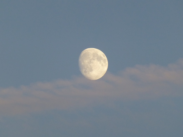 Mond und Dampfspur am klaren Himmel - Foto, Bild