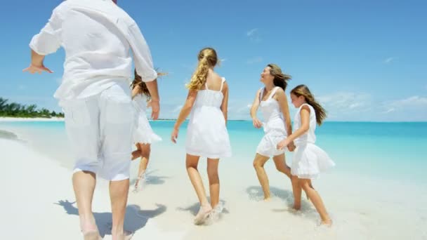 Καυκάσιος οικογένεια απολαμβάνουν διακοπές στην παραλία - Πλάνα, βίντεο