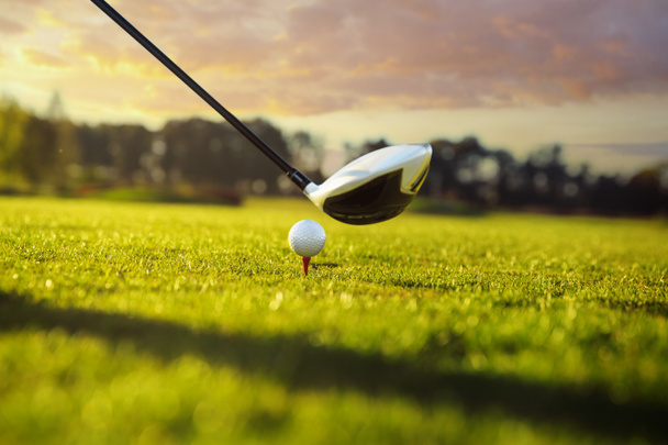 Golfmaila ja pallo ruoho - Valokuva, kuva