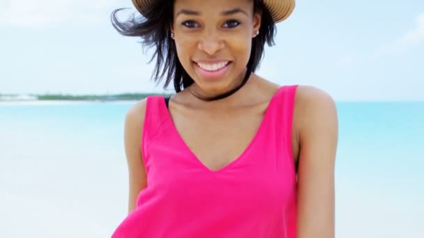 Africká americká dívka baví na pláži - Záběry, video