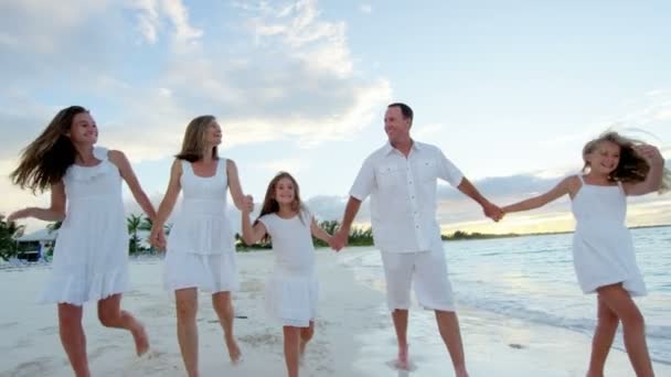 Καυκάσιος οικογένεια απολαμβάνουν διακοπές στην παραλία στο ηλιοβασίλεμα - Πλάνα, βίντεο