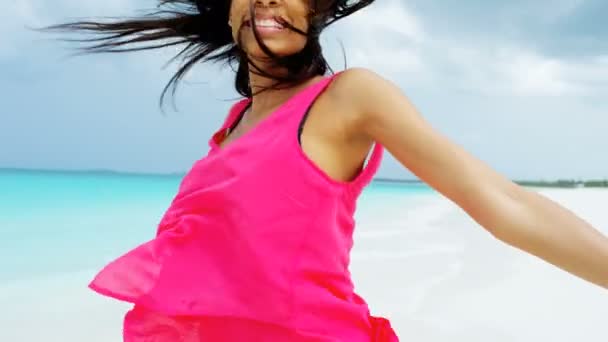 Chica afroamericana divertirse en la playa
 - Imágenes, Vídeo
