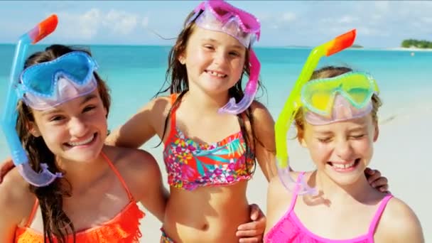 Beyaz kız plaj tatil şnorkel ile - Video, Çekim