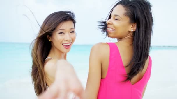 Multi εθνοτικές φίλες που έχει τη διασκέδαση στην παραλία - Πλάνα, βίντεο