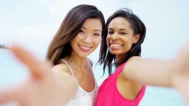 Multi etnikai barátnők szórakozás a strandon - Felvétel, videó