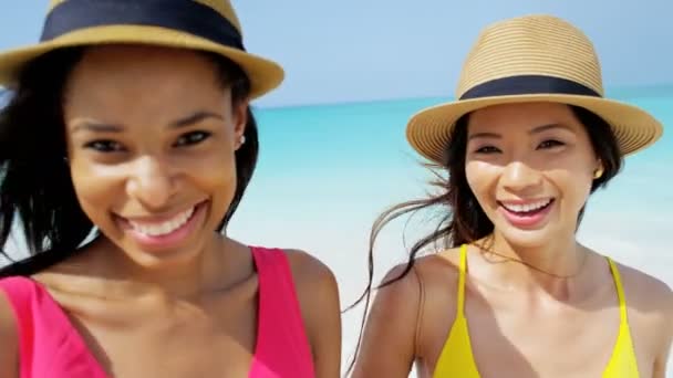 Multi-ethnische Freundinnen haben Spaß am Strand - Filmmaterial, Video