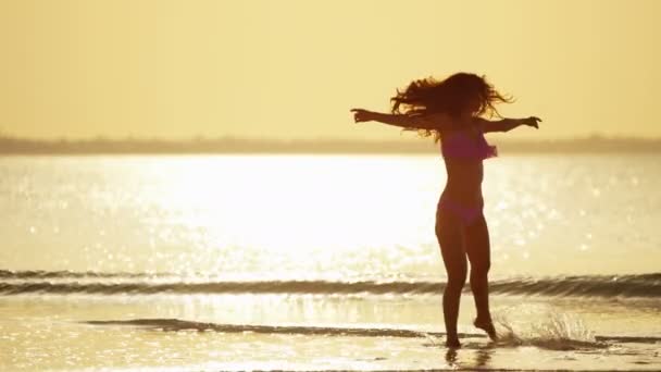 Китайські дівчата в бікіні, танці на пляжі - Кадри, відео