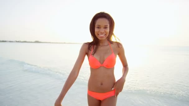 アフリカ系アメリカ人の女の子がビーチで休暇を楽しんで - 映像、動画