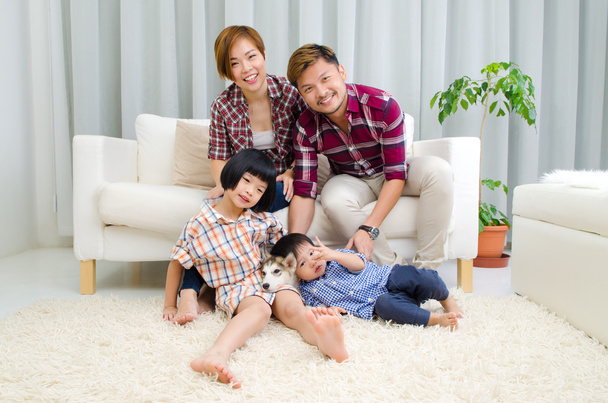 schöne asiatische Familie - Foto, Bild