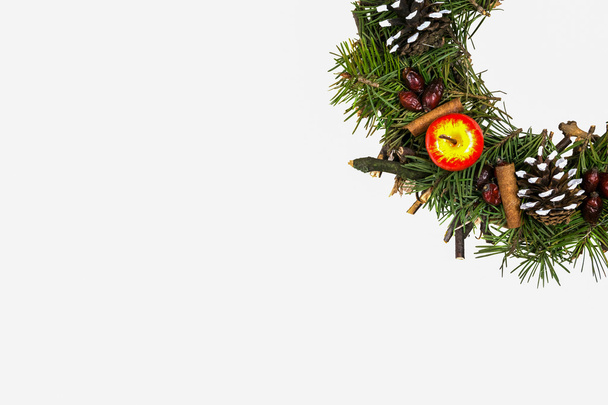 Ізольований різдвяний вінок з натуральних матеріалів
 - Фото, зображення