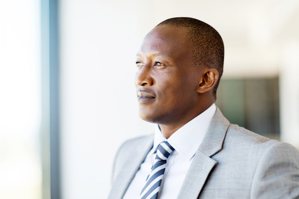 Pensativo hombre de negocios africano
 - Foto, Imagen