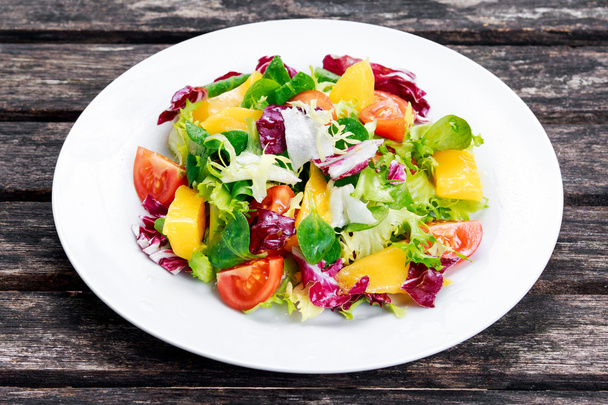 Mélange de légumes frais et mangues Salade
 - Photo, image