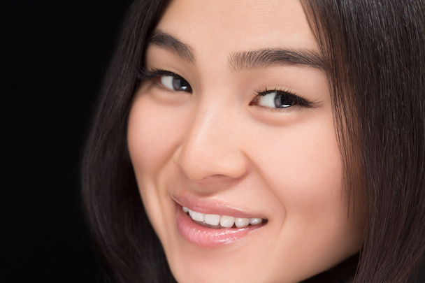 Close-up of smiling Asian woman in studio - Foto, Imagen