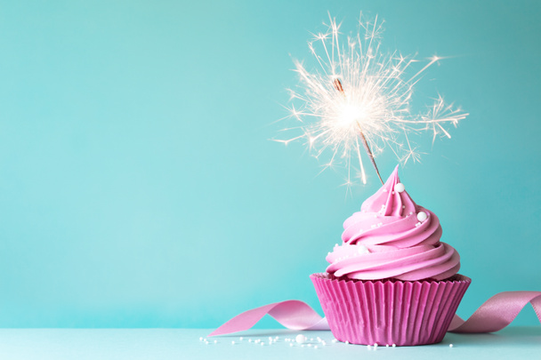 Syntymäpäivä cupcake kanssa sparkler
 - Valokuva, kuva