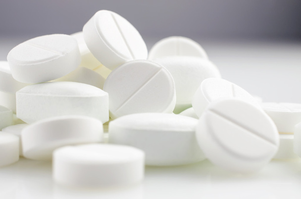 Medicina blanca píldoras antibióticas
 - Foto, imagen