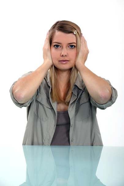 Женщина закрывает уши
 - Фото, изображение
