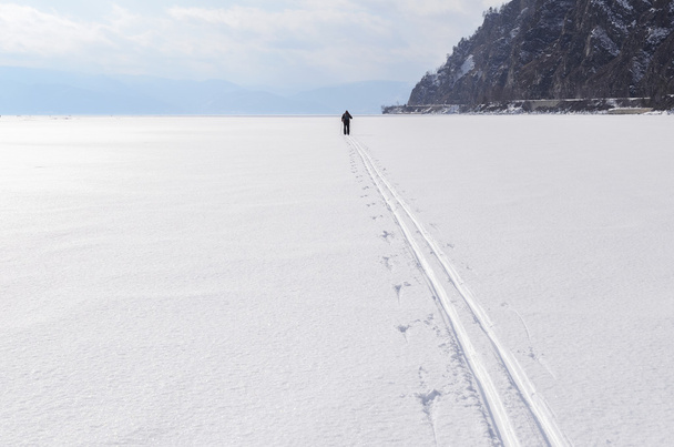 Osamělý lyžař na povrchu zamrzlé jezero Bajkal - Fotografie, Obrázek