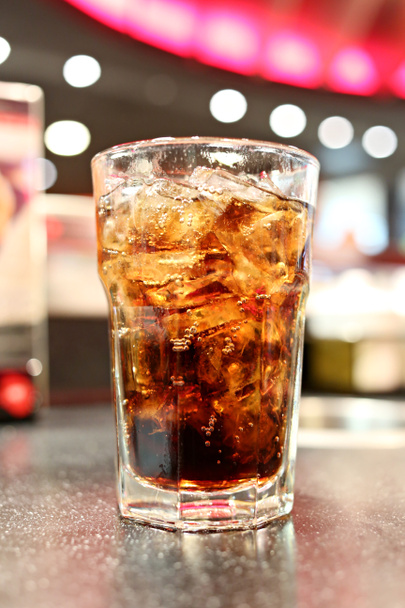 Verre de cola sur une table dans un restaurant
. - Photo, image
