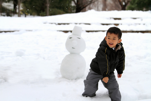 Japanse jongen sneeuwballengevecht en sneeuwpop (4 jaar oud) - Foto, afbeelding