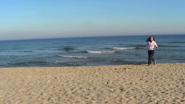 海の近く走っている女性 - 映像、動画