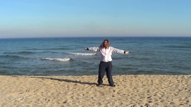 Mujer haciendo gimnasia cerca del mar
 - Metraje, vídeo
