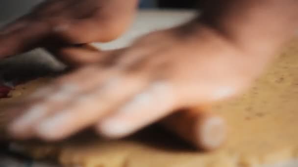 Gros plan hommes pétrissant la pâte avec rouleau épingle sur la table
 - Séquence, vidéo