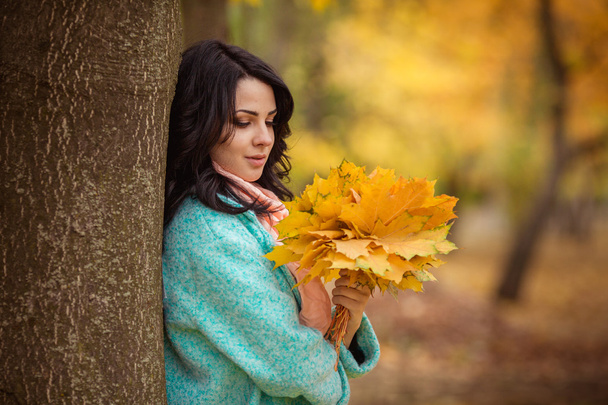 Dívka s javorovým listy na podzim zahradní - Fotografie, Obrázek