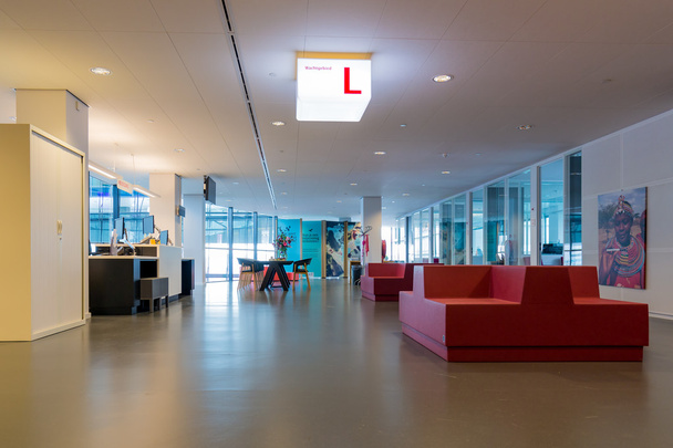 Câmara Municipal moderna de Utrecht com sala de espera para os visitantes
 - Foto, Imagem