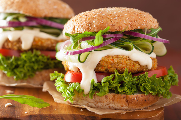 vegetarián burger mrkev a oves s okurky cibule rajčatový - Fotografie, Obrázek