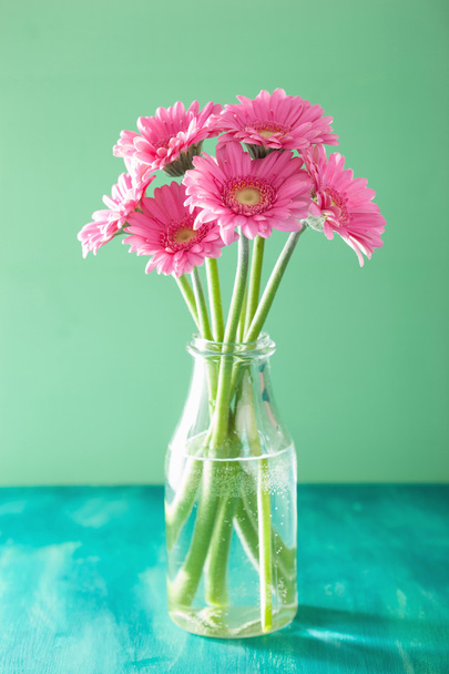 hermoso ramo de flores de gerberas rosadas en jarrón
 - Foto, Imagen