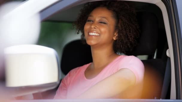 Mujer afroamericana en viaje por carretera
 - Imágenes, Vídeo