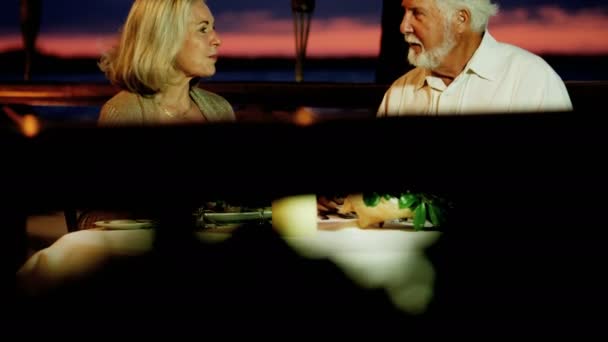 το ανώτερο ζεύγος ρομαντικό δείπνο - Πλάνα, βίντεο