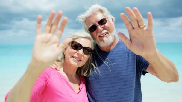 idősebb pár élvezi a nyaralás a tengerparton - Felvétel, videó