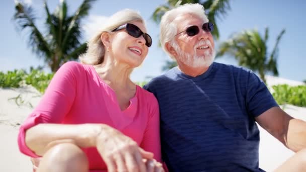 para starszych korzystających wakacje na plaży - Materiał filmowy, wideo