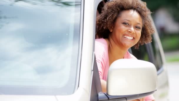 Afrikai-amerikai nő megy a közúti utazás - Felvétel, videó