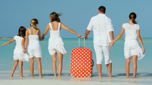 Famiglia caucasica su una spiaggia tropicale con valigia
 - Filmati, video