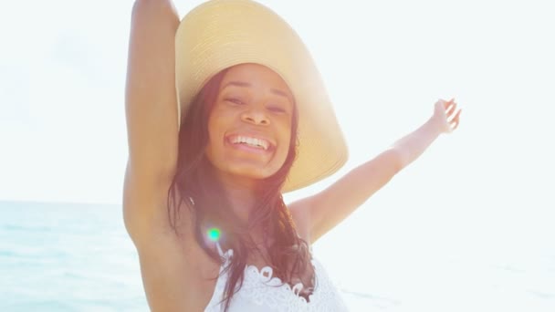 Chica afroamericana en la playa tropical
 - Metraje, vídeo