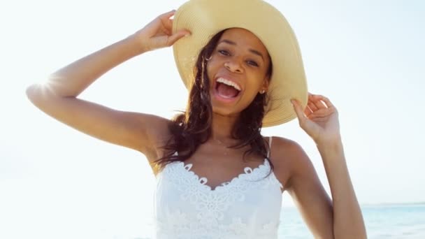 African American girl op tropisch strand - Video
