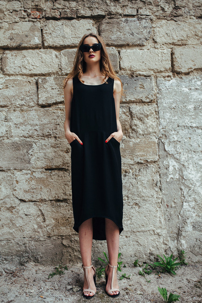 aantrekkelijke mode vrouw in zwarte jurk - Foto, afbeelding