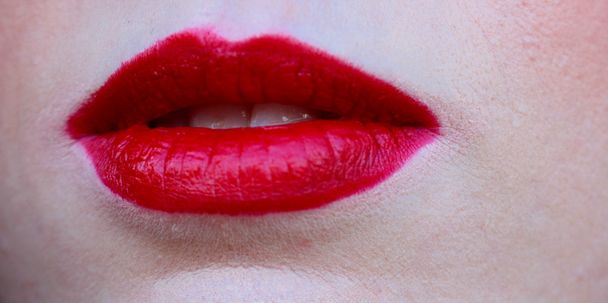 Κόκκινα χείλη γυναίκας - Φωτογραφία, εικόνα