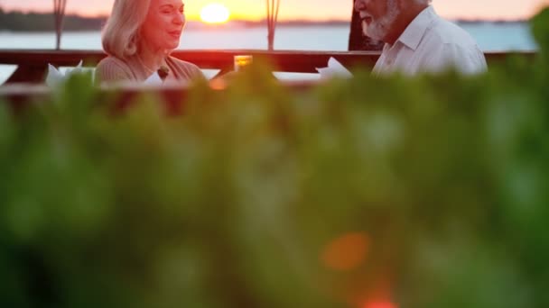 idősebb pár romantikus vacsora - Felvétel, videó
