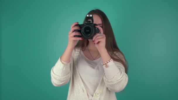 Όμορφη νεαρή κοπέλα κάνει ένα φωτογραφίες με μια φωτογραφική μηχανή. - Πλάνα, βίντεο