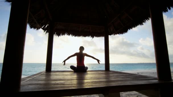 młoda dziewczyna praktykowania jogi na plaży - Materiał filmowy, wideo