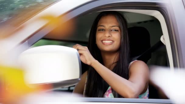 Chica india mostrando la llave del coche
 - Imágenes, Vídeo