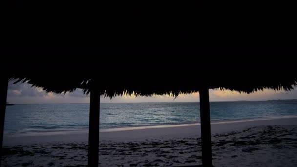 Strand tiki hut bij zonsondergang - Video