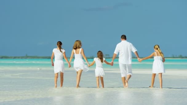 Familia caucásica disfrutando de vacaciones en la playa
 - Imágenes, Vídeo